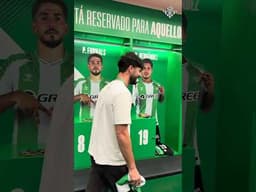 CARLIYO conoce el vestuario del REAL BETIS 🤩💚 #shorts