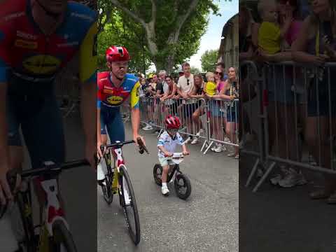 The newest member of Lidl-Trek is already signing autographs like a pro 🥹😅  #homeofcycling #cycling