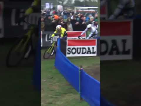 A puncture for Wout van Aert 😭Mathieu van der Poel goes clear as Wout suffers from more misfortune 😫