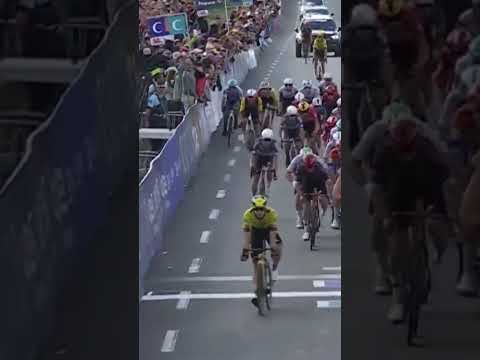 Nearly a disaster for Xandro Meurisse at GP Plouay 😠 Always keep your phones inside the barriers! 🤳