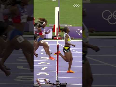 The incredible moment when Gabby Thomas crossed the finish line in the Women’s 200m at #Paris2024!