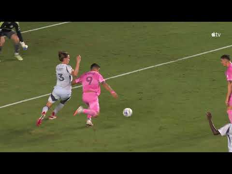 Luis Suárez BATTLES Through Chicago Fire Defense for the GOAL!