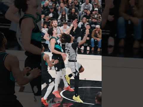 Steph to Luke on the break 👏  #spurs #nba