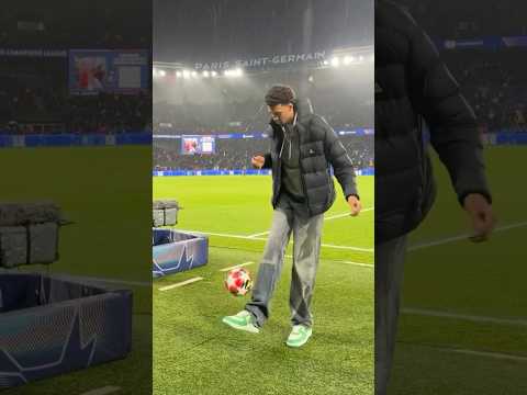 Wemby showing off on the pitch at PSG- Man City match in Paris! (via @arşivixx