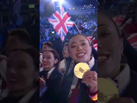 Happy vibes in Verona as athletes parade through the Closing Ceremony! 🙌 #milanocortina2026