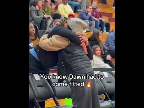 Dawn Staley pulled up to the Hoophall Classic 🙌