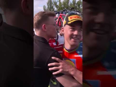 Mads Pedersen took the stage win, with his friend Anders Mielke watching on from the team car! ☺️🫂