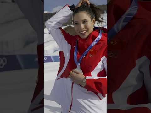 Eileen Gu gets her silver medal 👏🥈