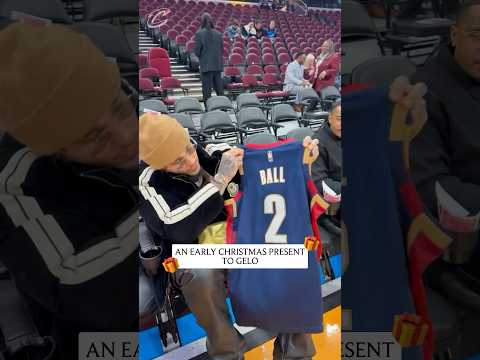 🎁 A special delivery to Gelo! #LetEmKnow #Cavs #Gelo #LiAngeloBall #NBA #Shorts @NBA