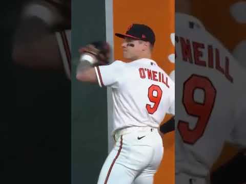 TYLER O'NEILL GAME-SAVING CATCH 🤯