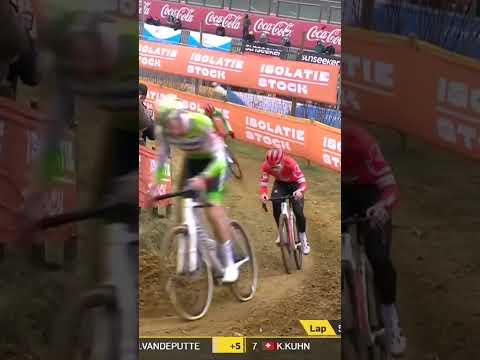 Wout van Aert drops the hammer 🔨 A slip by Del Grosso splits the group.