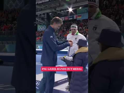 Pau Gasol hands out the bronze 🏀🥉🇮🇹
