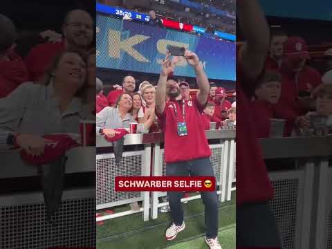 Kyle Schwarber was honorary captain for the Indiana Hoosiers football team during the Peach Bowl W 🍑