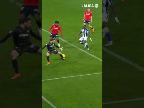 Enzo Boyomo evita el gol del Levante ante Osasuna en El Sadar #LALIGAHighlights