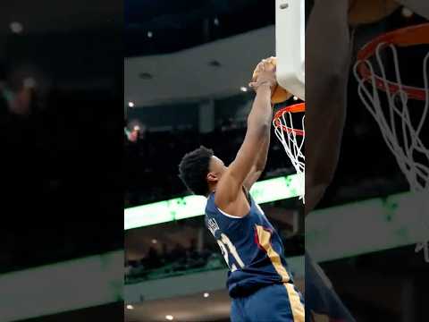 Jeremiah Fears dishes Yves Missi alley-oop slam #pelicans #bucks #shorts