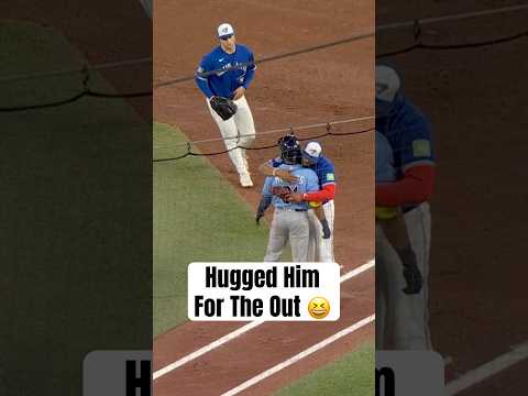Vladimir Guerrero Jr. tagged Cedric Mullins with a hug 🤣 #MLB #BlueJays