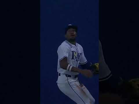 Chandler Simpson robs Alejandro Kirk with an athletic grab!