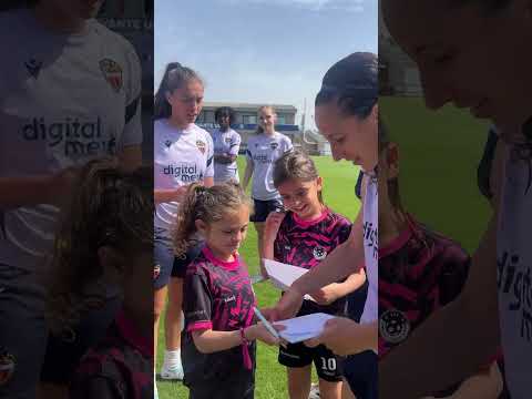 El Levante UD Femenino comparte entrenamiento con más de 120 niñas | Levante UD