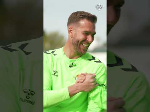 ADRIÁN SAN MIGUEL 🆚 BELLERIN in an English-speaking challenge! 🇬🇧😄 #shorts #realbetis