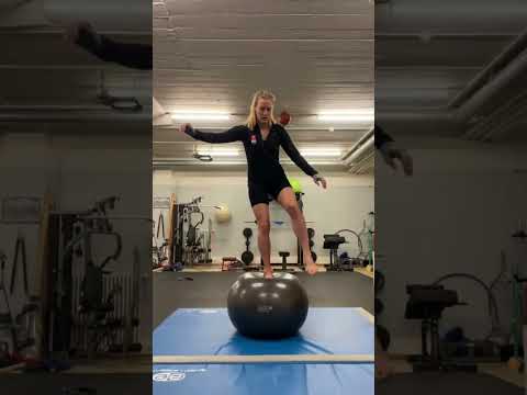 Freestyle skiing training is all about control! ⚖️⛷️ 📹: @fannysmith