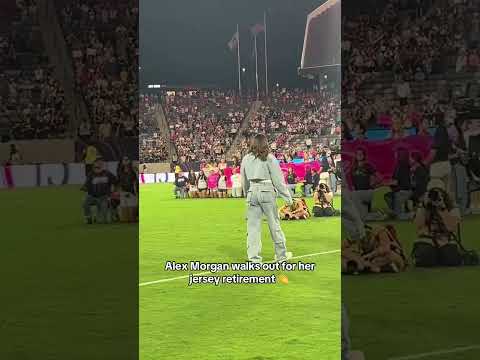 Alex Morgan walks out to the field for her jersey retirement 🙌