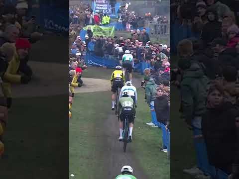 Another one 🫠 Wout van Aert picks up yet another puncture to slide out of the podium places.