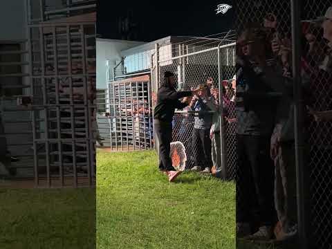 Our Loud & Loyal welcomed the team home at 1:30AM after the final regular season roadtrip 🗣️💙