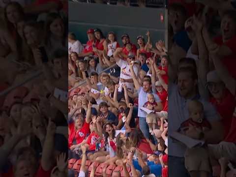 ELITE one-handed catch with baby in the other arm ‼️