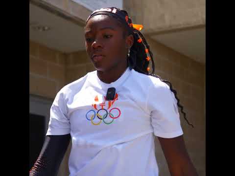 We mic’d up Nia Armstrong before her 100m hurdle prelims yesterday 🎤