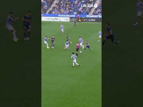 La magia de Denis Suárez para superar líneas y meter ese pase. #futbol #alaves #shorts