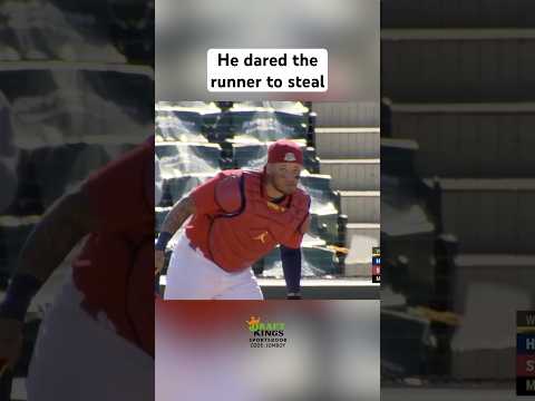 Yadier Molina dares Jose Siri to steal second base, a breakdown