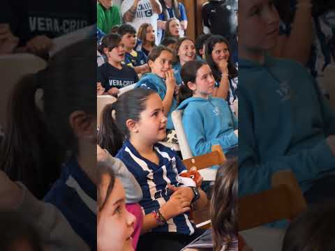 Denis Suárez y Merche Izal, de visita en el colegio Vera-Cruz.