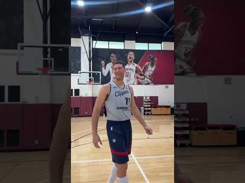 Brook Lopez recreates his college photo😂