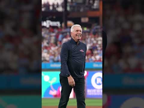 Phillies legend Mike Schmidt throws out the 1st pitch ❤️