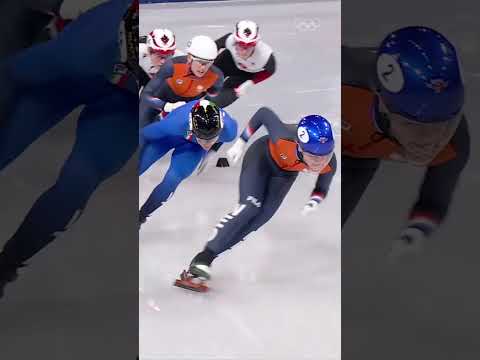 A thrilling finish in the short track speed skating women's 500m as Xandra Velzeboer wins gold!