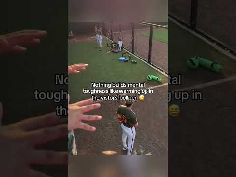 The banana costume 😭 (via @sunbetsyndicate/IG)