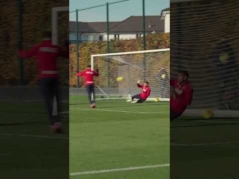 Benítez with the double save 🧤 #premierleague #argentina #crystalpalace