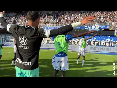 La fête avec le public de l'Abbé Deschamps après la victoire contre Lorient