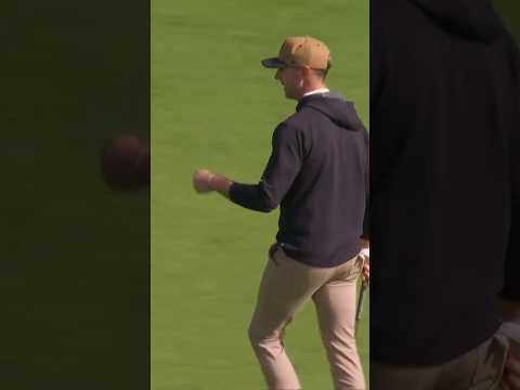 What pressure? Former NFL QB sinks birdie 🏈
