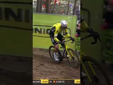 Wout van Aert DOWN 😮 Amazingly, the Belgian manages to keep moving and doesn’t lose any ground 🙌