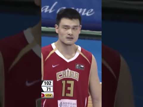 Never get tired of watching Dwight Howard and Yao Ming clash 😤 🔥 #FIBAWC