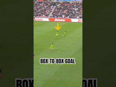 Alex Iwobi runs box-to-box to score. 🏃💨