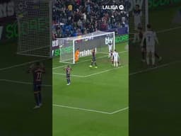 Parada de Antoni Sivera, una de las manos de la temporada. #LevanteAlavés