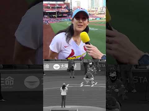 MAKIN' MY WAY DOWNTOWN 🎶 Vanessa Carlton threw out the first pitch at the Cardinals game!