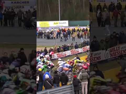 Wout van Aert gets a lucky escape 😅 The Belgian just avoids a crash on the first lap of Zolder.