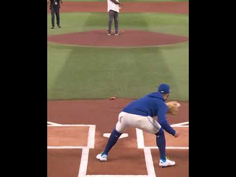Blue Jays legend, Joe Carter, threw out the first pitch in Toronto ahead of #WorldSeries Game 2! 💪