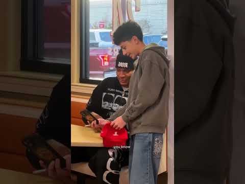 Making people's day 🫶 Jabari Smith Jr. pulled up to Whataburger to meet fans & show them love! 🚀🍔