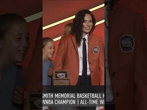 Sue Bird receives her HOF jacket!