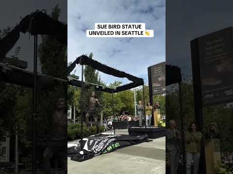 Enshrined in bronze forever 🤝 (via seattlestorm/TT)