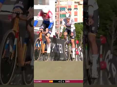 Toon Aerts goes down as Del Grosso and Van der Poel go clear! 😬